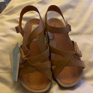 Women’s wide width sandal